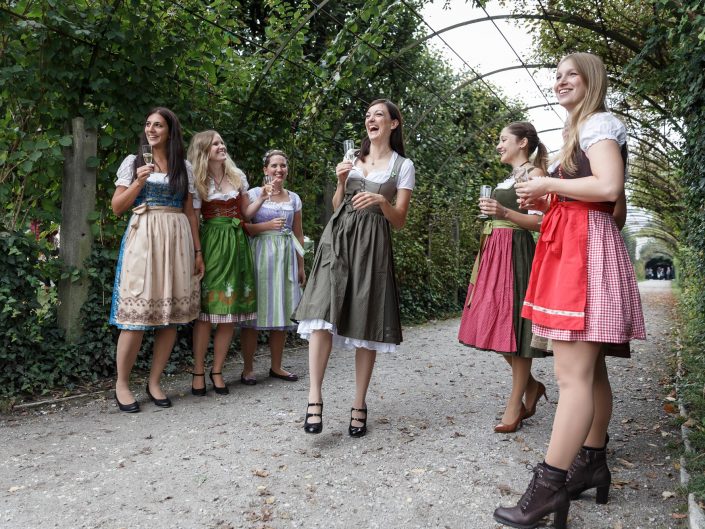 JGA Fotograf, JGA Salzburg, Junggesellinnenabschied Salzburg Dirndlkleid, Gruppenbild, Prosecco, , Christian Streili Photography