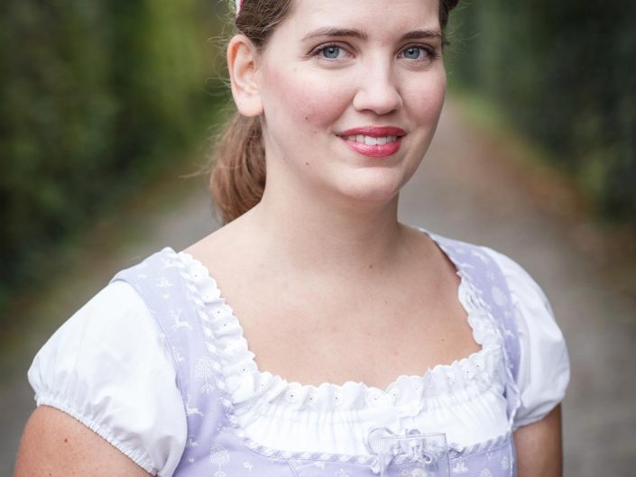 JGA Fotograf, JGA Salzburg, Junggesellinnenabschied Salzburg Dirndlkleid, Portraitfoto, Blumenkranz, Christian Streili Photography
