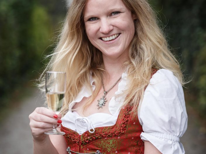 JGA Fotograf, JGA Salzburg, Junggesellinnenabschied Salzburg Dirndlkleid rot, Portraitfoto, Christian Streili Photography