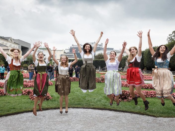 JGA Fotograf, JGA Salzburg, Junggesellinnenabschied Salzburg Dirndlkleid, Mirabellgarten, Sprungfoto, Christian Streili Photography