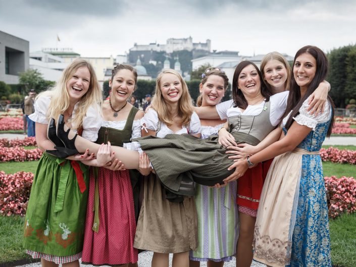 JGA Fotograf, JGA Salzburg, Junggesellinnenabschied Salzburg Dirndlkleid, Mirabellgarten, Gruppenbild, Christian Streili Photography