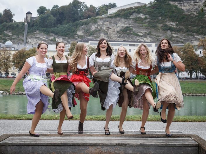 JGA Fotograf, JGA Salzburg, Junggesellinnenabschied Salzburg Dirndlkleid, Salzach, tanzen, Christian Streili Photography