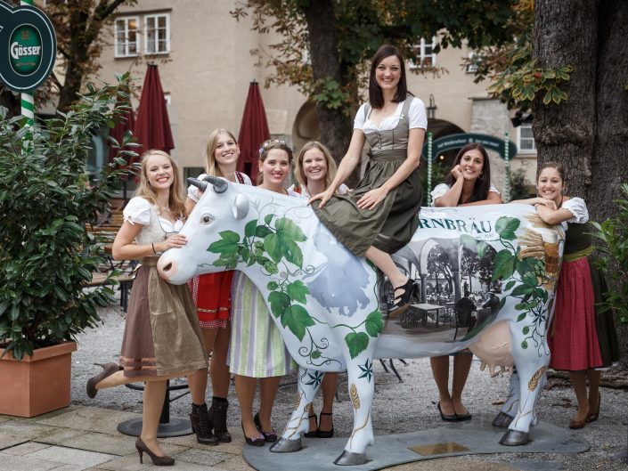 JGA Fotograf, JGA Salzburg, Junggesellinnenabschied Salzburg Dirndlkleid, Sternbräu, Kuh, Christian Streili Photography